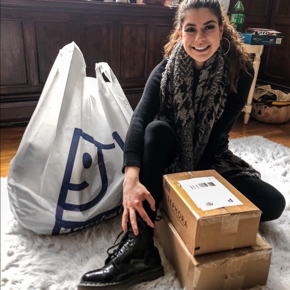 Meet your Posher, Kat - Picture 2 of 4